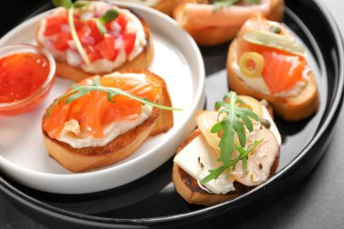 Plaka üzerinde lezzetli taze bruschettas