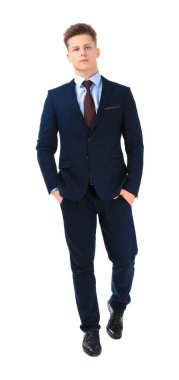 Beyaz arka plan üzerinde resmi kıyafetli yakışıklı adam