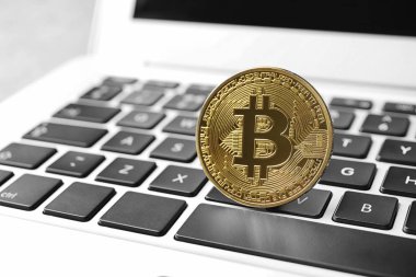 Bilgisayar klavye üzerinde altın bitcoin