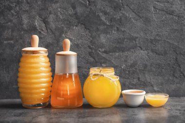 Mutfak masasında lezzetli bal ile