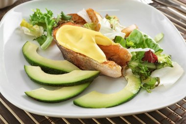 Garnitür ve sos plaka, closeup lezzetli alabalık biftek