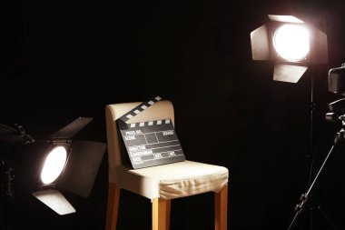 Yönetmen Kirk ile film clapper yer çekimi üzerinde spot altında