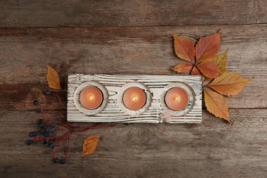 Yanan mumlar ve ahşap arka plan, yukarıdan Sonbahar yaprakları ile kompozisyon