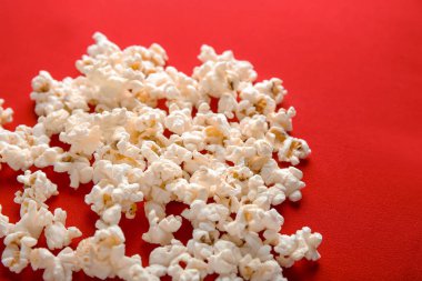 Kırmızı zemin üzerine lezzetli patlamış mısır