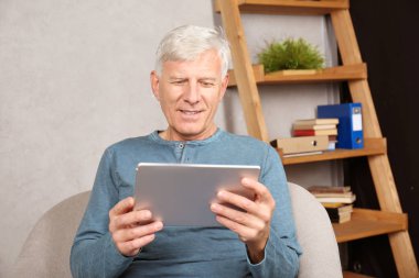 Tablet bilgisayar kapalı çekici olgun adam