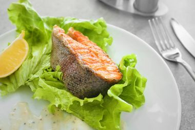 Lezzetli kızarmış alabalık marul ve plaka, tatlı sos ile