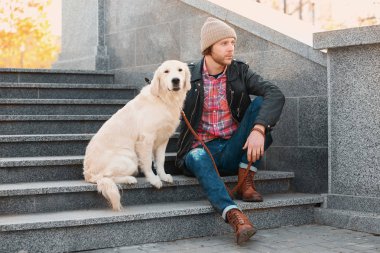 Açık havada köpekli yakışıklı genç yenilikçi