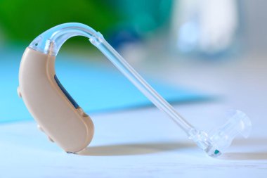 İşitme cihazı Beyaz masada