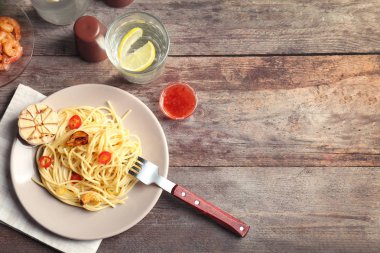 Sarımsak ve biber plaka ile lezzetli makarna