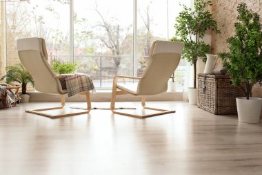 Modern oturma odasında rahat koltuklar