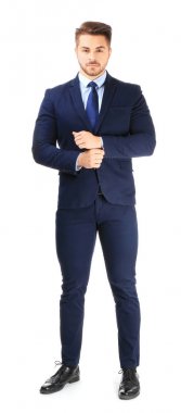 Beyaz arka plan üzerinde resmi kıyafetli yakışıklı adam