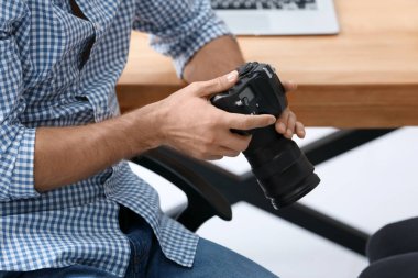 Office kamera ile genç profesyonel fotoğrafçı