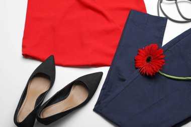 Beyaz arka plan üzerinde Kadın giyimi şık set