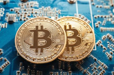 Devre kartında altın bitcoin