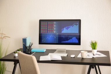 Modern rahat çalışma alanı ile Resepsiyon evde bilgisayarda