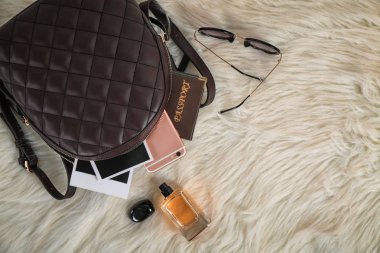 Şık sırt çantası ve kürk kadın malzeme kompozisyonu