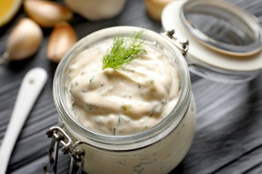 Lezzetli sos kavanoz, closeup sarımsak ile