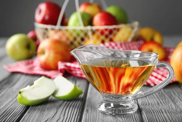 Szkła Dzbanek na sos z octu jabłkowego na drewnianym stole — Zdjęcie stockowe