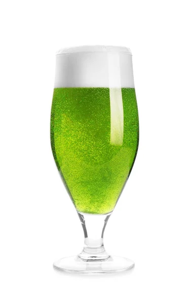 Vaso de cerveza verde sobre fondo blanco. Celebración del día de San Patricio —  Fotos de Stock