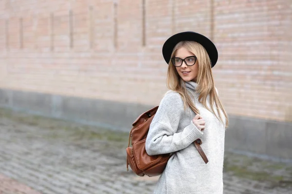 アウトドアのバックパックと帽子で魅力的な流行に敏感な女性 — ストック写真