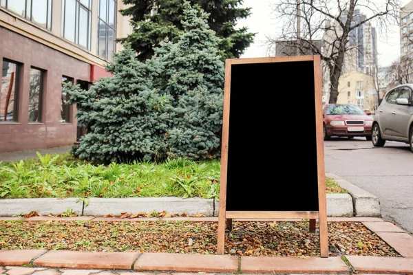 Empty advertising blackboard on city street — Stock Photo, Image