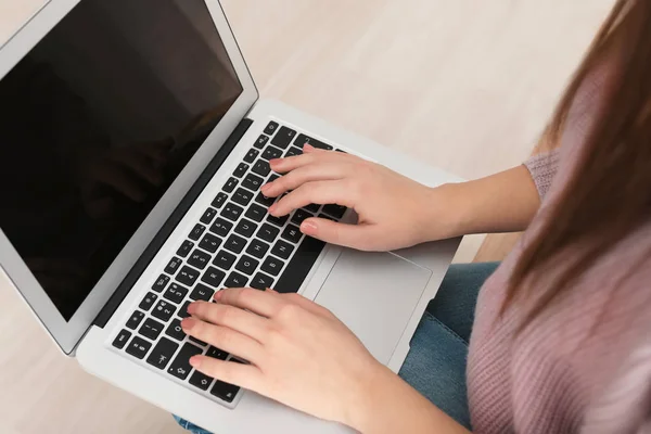 Jovem mulher trabalhando com laptop moderno, close-up — Fotografia de Stock