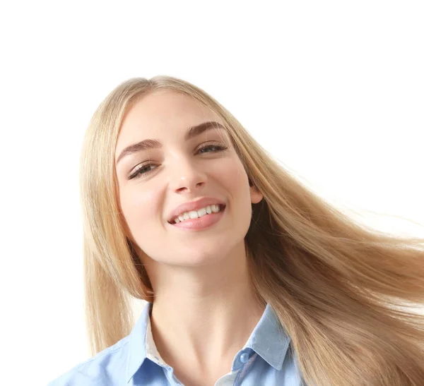 白い背景の青いシャツを着て笑顔の女性 — ストック写真