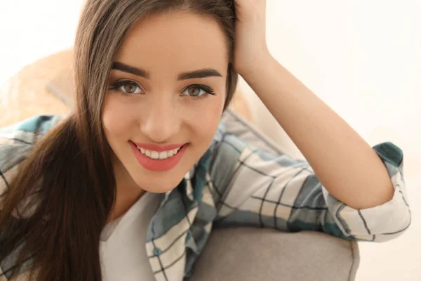 Retrato de hermosa mujer sonriente en casa —  Fotos de Stock