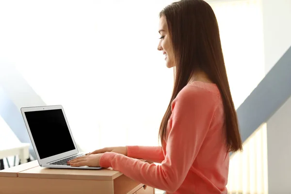 Jonge vrouw met laptop werken aan tafel — Stockfoto