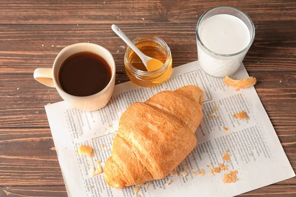 Čerstvý Lahodný Croissant Podává Snídani Dřevěný Stůl — Stock fotografie