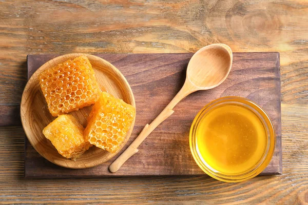 Sammensætning Med Lækker Honning Friske Honeycombs Træ Baggrund Top View - Stock-foto