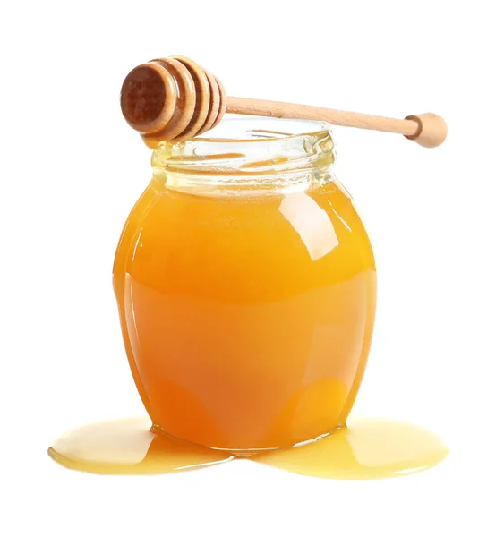 白色背景的玻璃罐 有美味的蜂蜜和木杓 — 图库照片