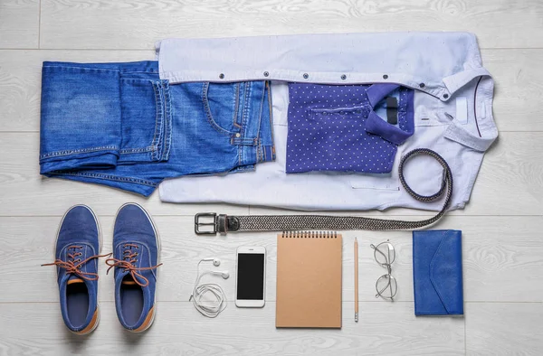 Conjunto de roupas hipster no chão de madeira, flat lay — Fotografia de Stock