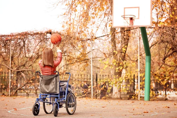 Молода Жінка Інвалідному Візку Грає Баскетбол Осінній День — стокове фото