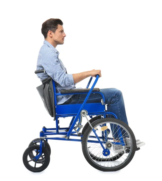 Ελκυστικό νεαρό άνδρα σε αναπηρικό καροτσάκι σε λευκό φόντο — Φωτογραφία Αρχείου