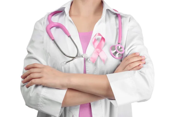 Доктор с розовой лентой на халате на белом фоне. Концепция информированности о раке груди — стоковое фото