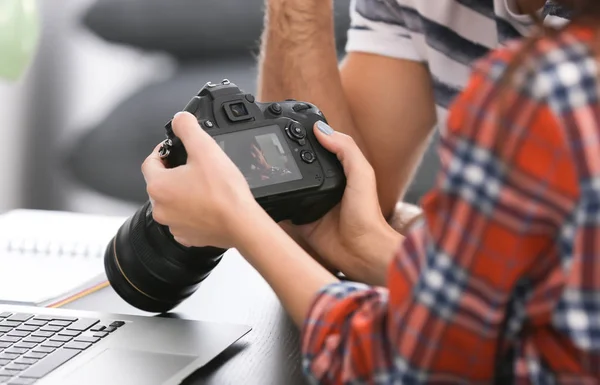 Jóvenes fotógrafos con cámara en la oficina — Foto de Stock