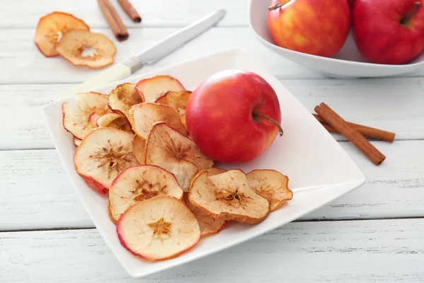 Sabrosos chips de manzana en el plato — Foto de Stock