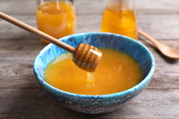 Honig Aus Holzlöffel Schüssel Auf Tisch Gießen — Stockfoto