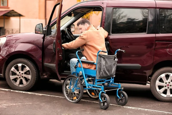 Pria di kursi roda di dekat mobilnya — Stok Foto
