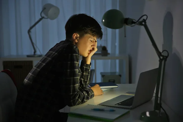 Menino Adolescente Perturbado Com Laptop Quarto Escuro Bullying Cibernético — Fotografia de Stock