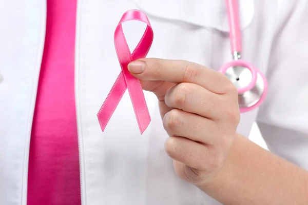Doctorul ţine panglică roz, aproape. Conceptul de conștientizare a cancerului mamar — Fotografie, imagine de stoc