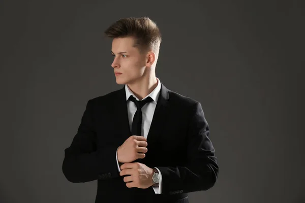 Hombre guapo en traje formal sobre fondo gris —  Fotos de Stock