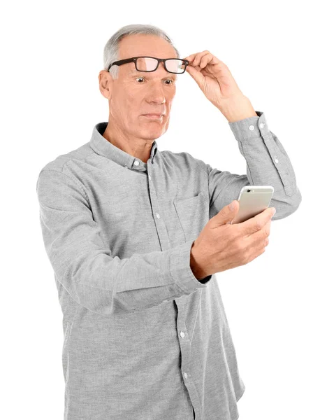 Attrayant Homme Mature Avec Smartphone Sur Fond Blanc — Photo