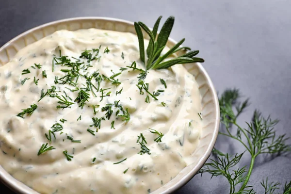 Leckere Sauce Mit Knoblauch Schüssel Nahaufnahme — Stockfoto