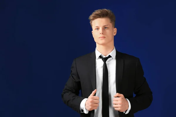 Handsome man in formal suit on color background — Stock Photo, Image