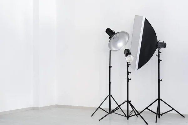 Attrezzature professionali in un moderno studio fotografico — Foto Stock