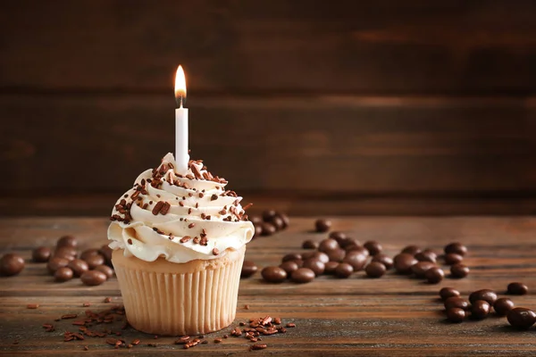 Bolo de aniversário com vela na mesa de madeira — Fotografia de Stock