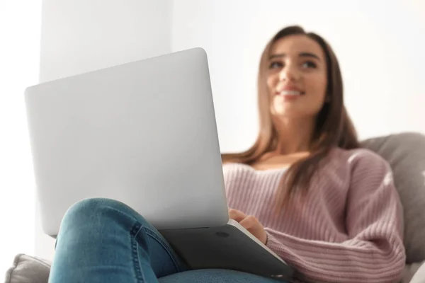 Junge Frau mit modernem Laptop zu Hause — Stockfoto