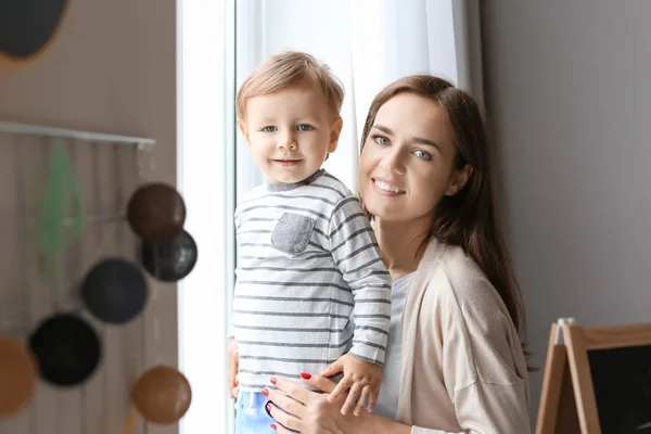 Belle Jeune Femme Avec Son Bébé Près Fenêtre Maison — Photo